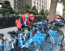 甘肃文旅集团和广武门后街社区开展“整治共享单车乱停乱放”志愿服务活动